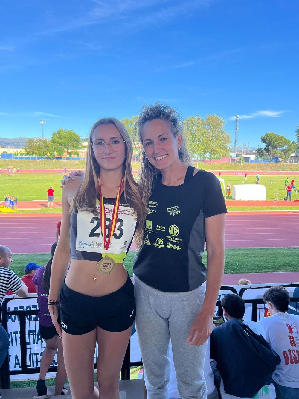 Aitana Alonso, con su entrenadora, Elena Caballero