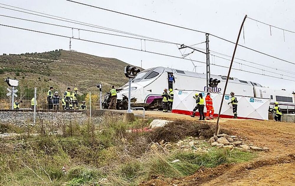 Dos fallecidos al colisionar un Alvia y un turismo en Husillos