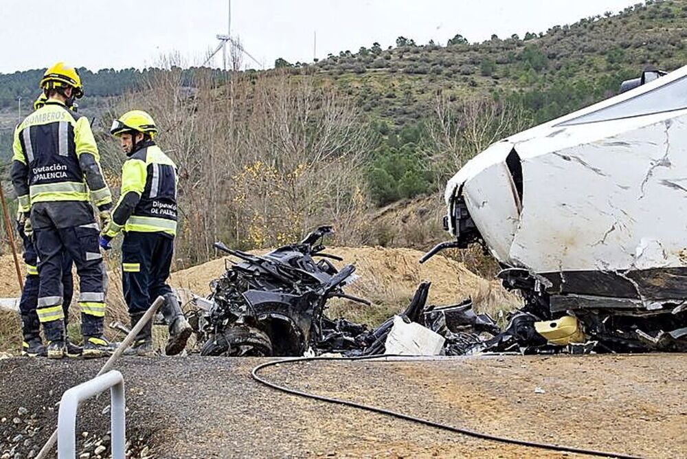 Dos fallecidos al colisionar un Alvia y un turismo en Husillos