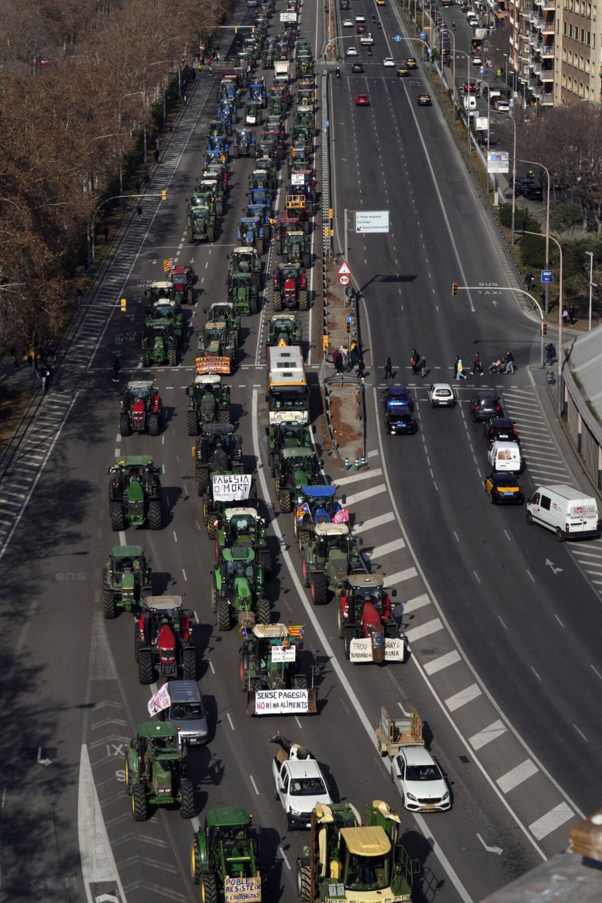 Centenares de tractores de la marcha agrícola llegan a Barcelona  / ALEJANDRO GARCÍA