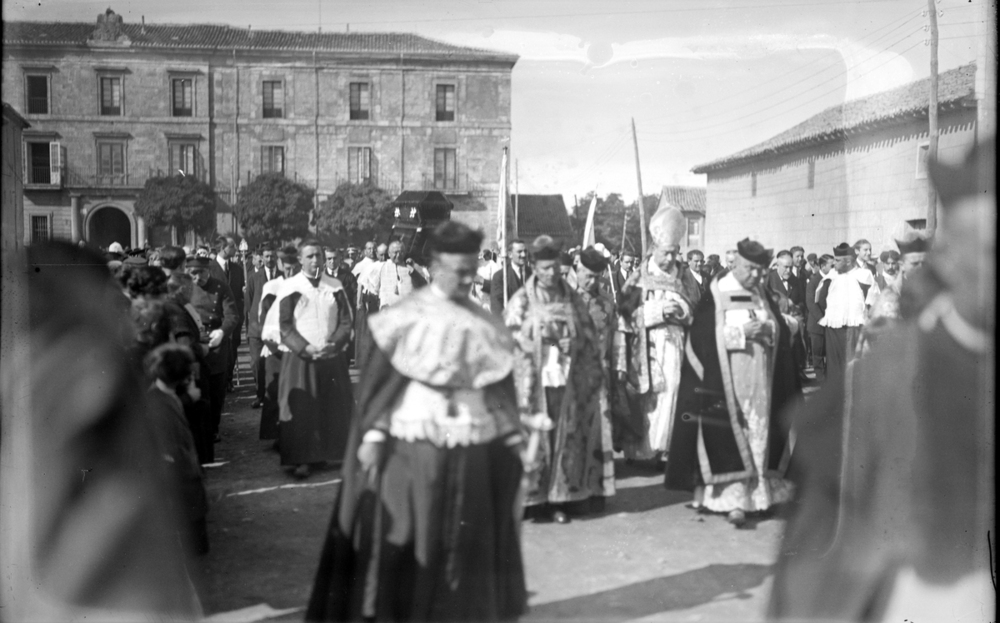 Inicio del recorrido del funeral. Al fondo, el Palacio Episcopal.