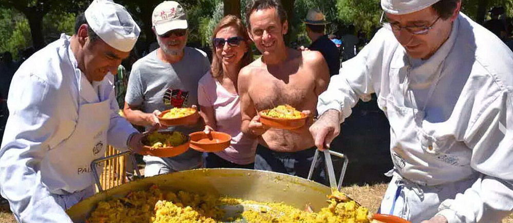 Una paella a gran escala