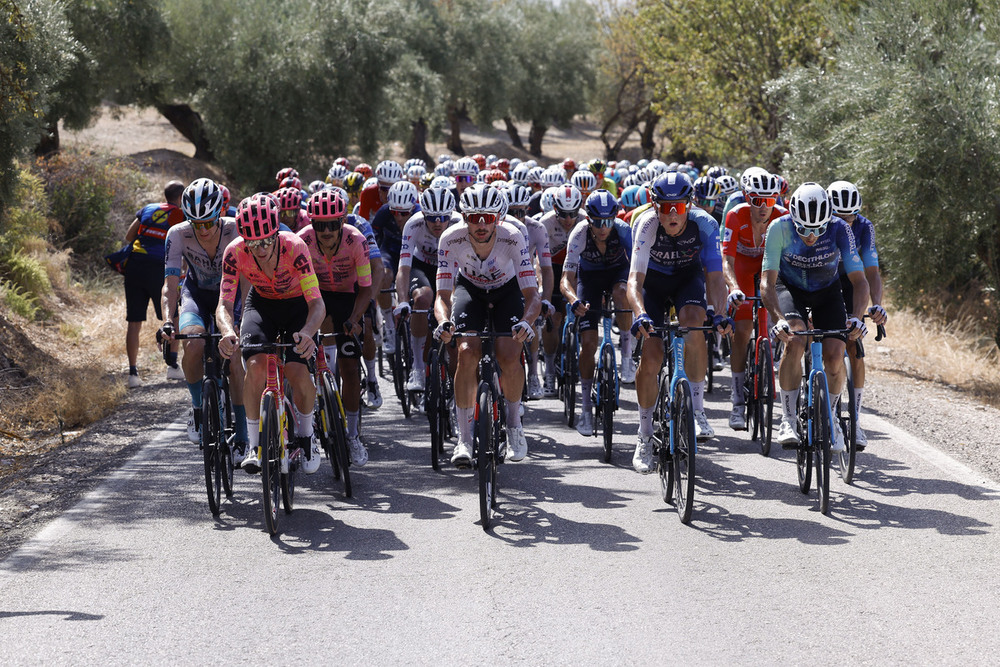 Roglic doblega a Mas en el esprint y gana en Cazorla