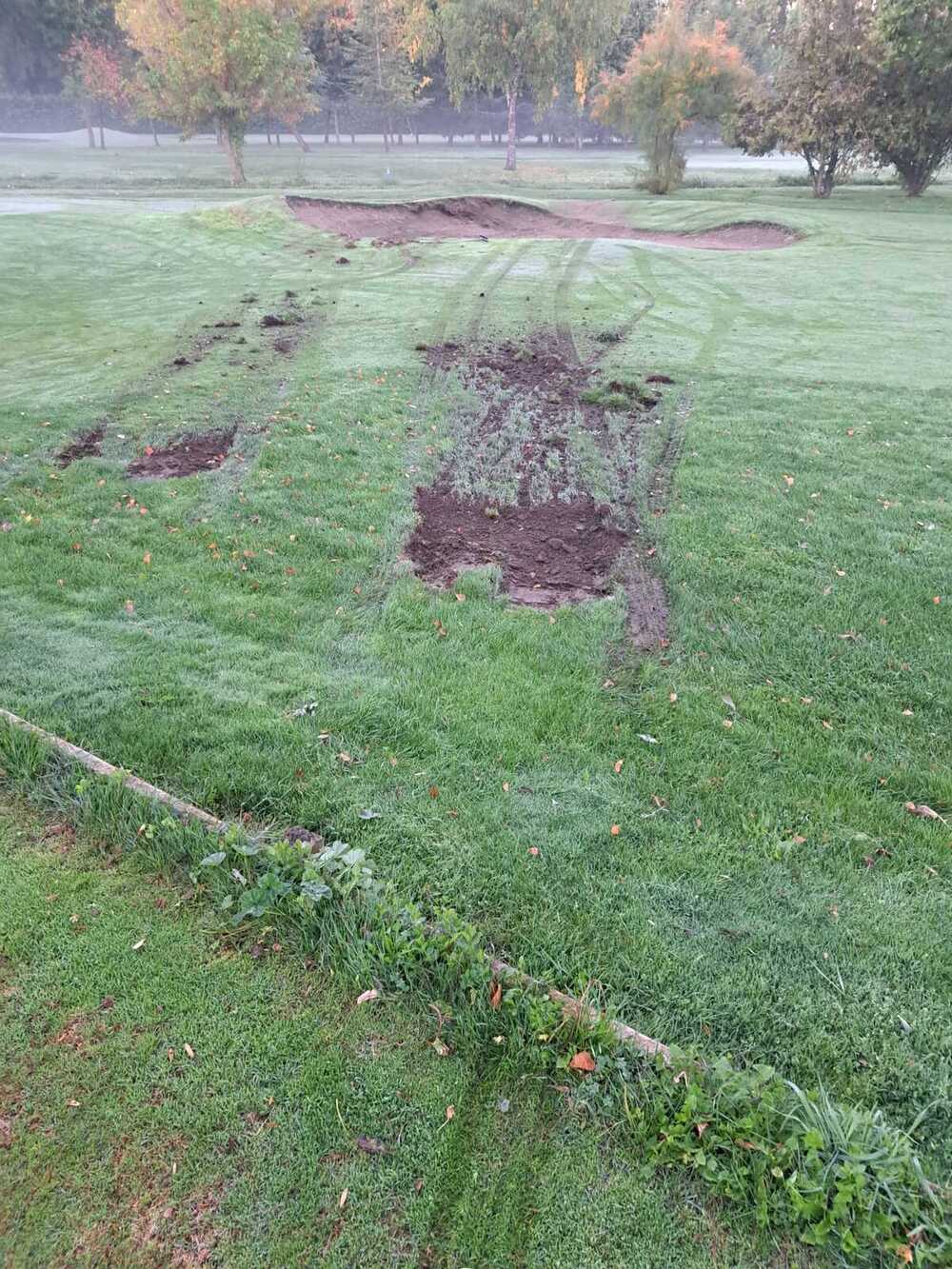 Destrozan de madrugada el campo de golf de Isla Dos Aguas