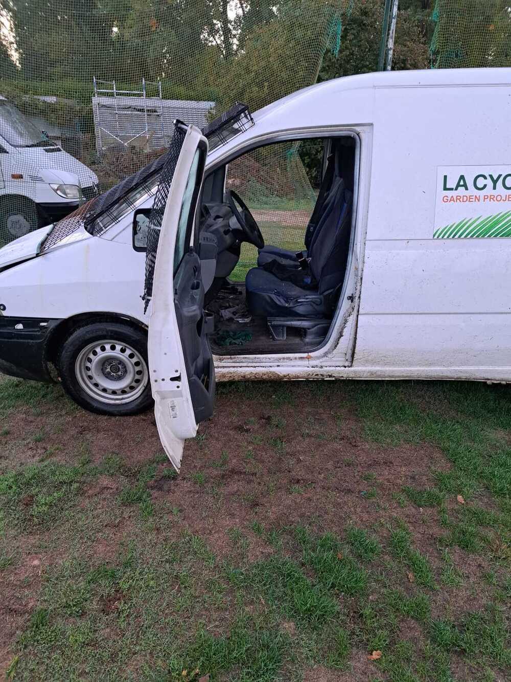 Destrozan de madrugada el campo de golf de Isla Dos Aguas