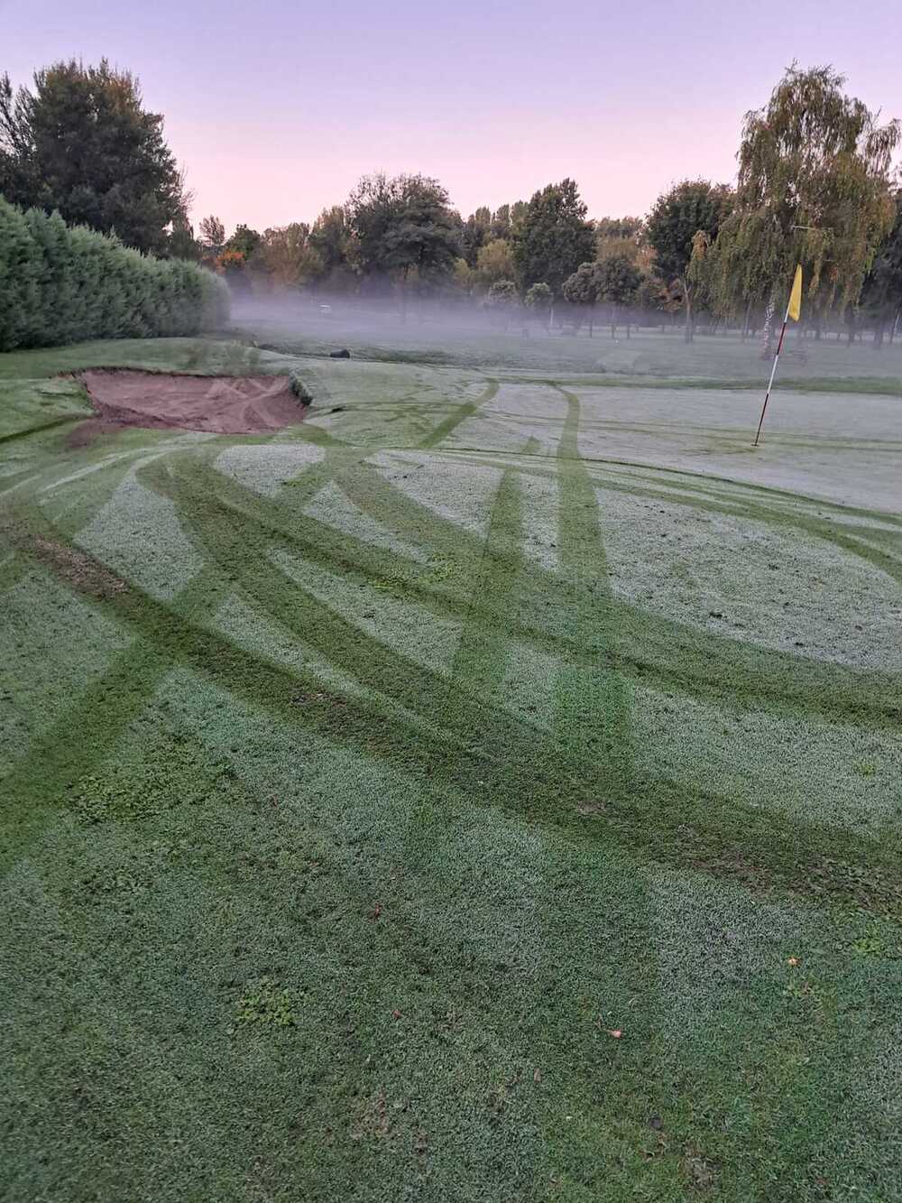 Destrozan de madrugada el campo de golf de Isla Dos Aguas