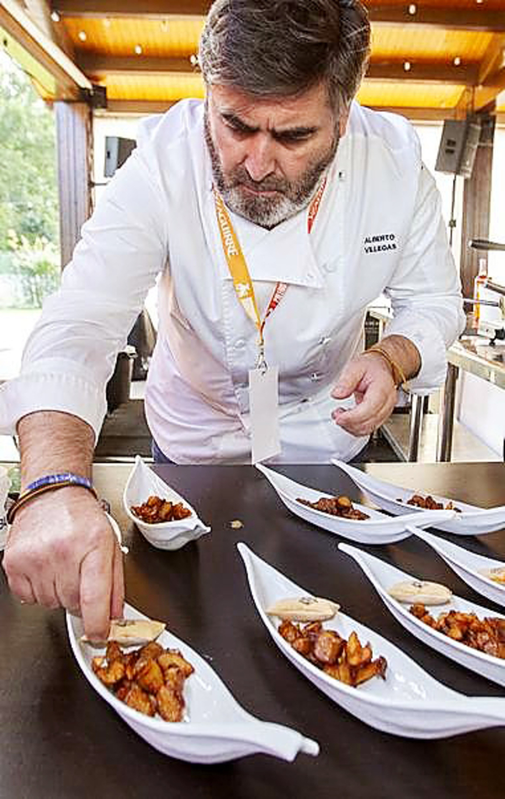 Javier García, de Albacete, cocina las mejores bravas 