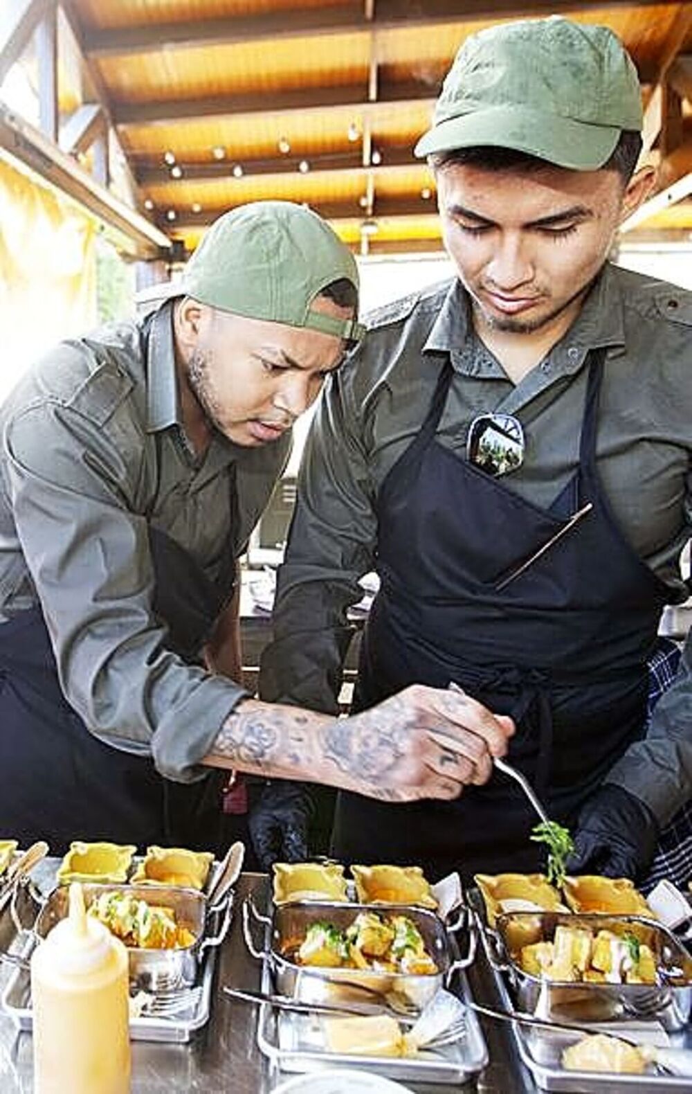 Javier García, de Albacete, cocina las mejores bravas 