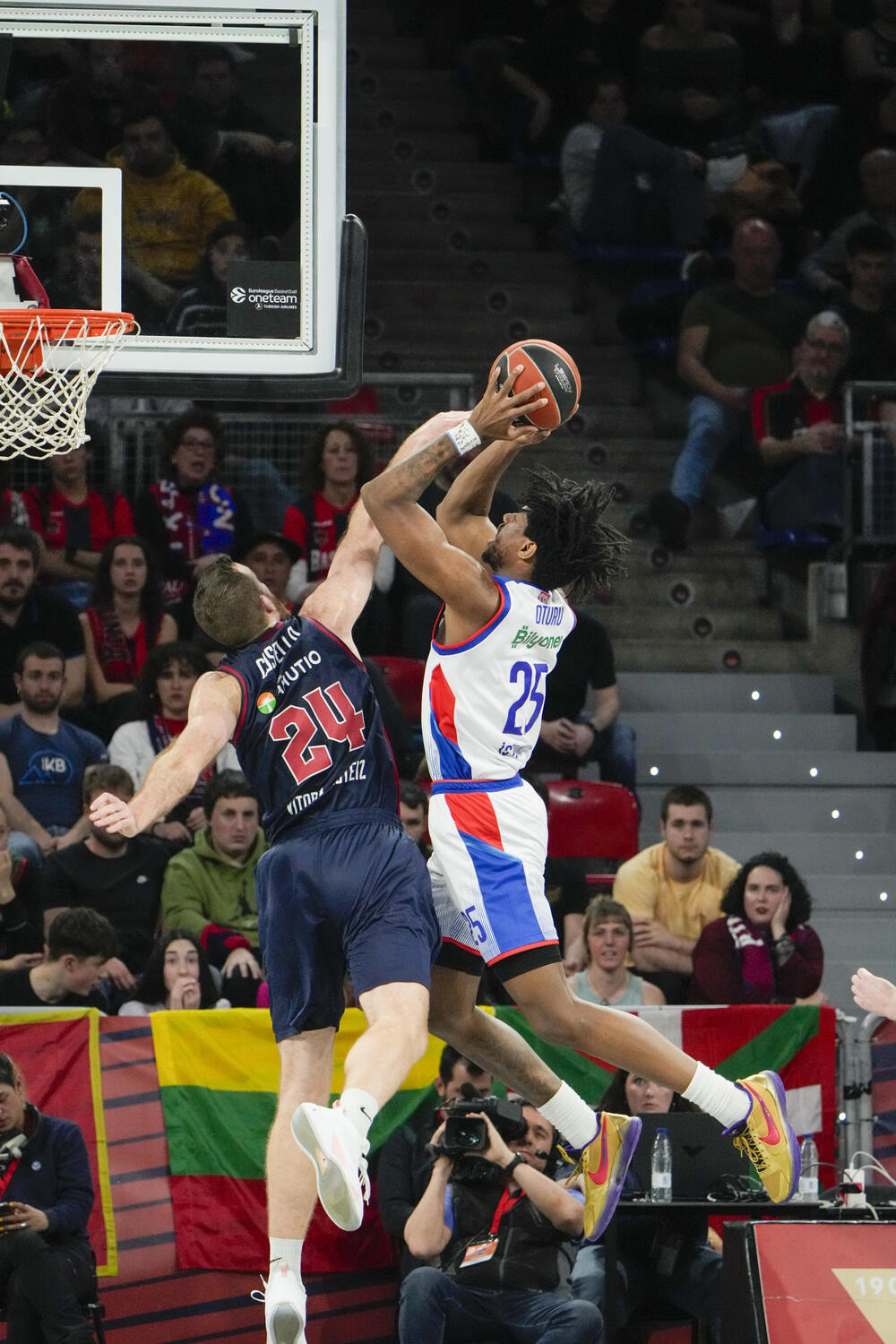 El Baskonia desaprovecha el Buesa y se complica