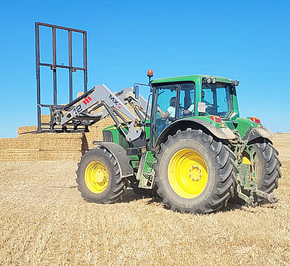 Para la construcción de la pirámide, fue necesaria la ayuda de un tractor.