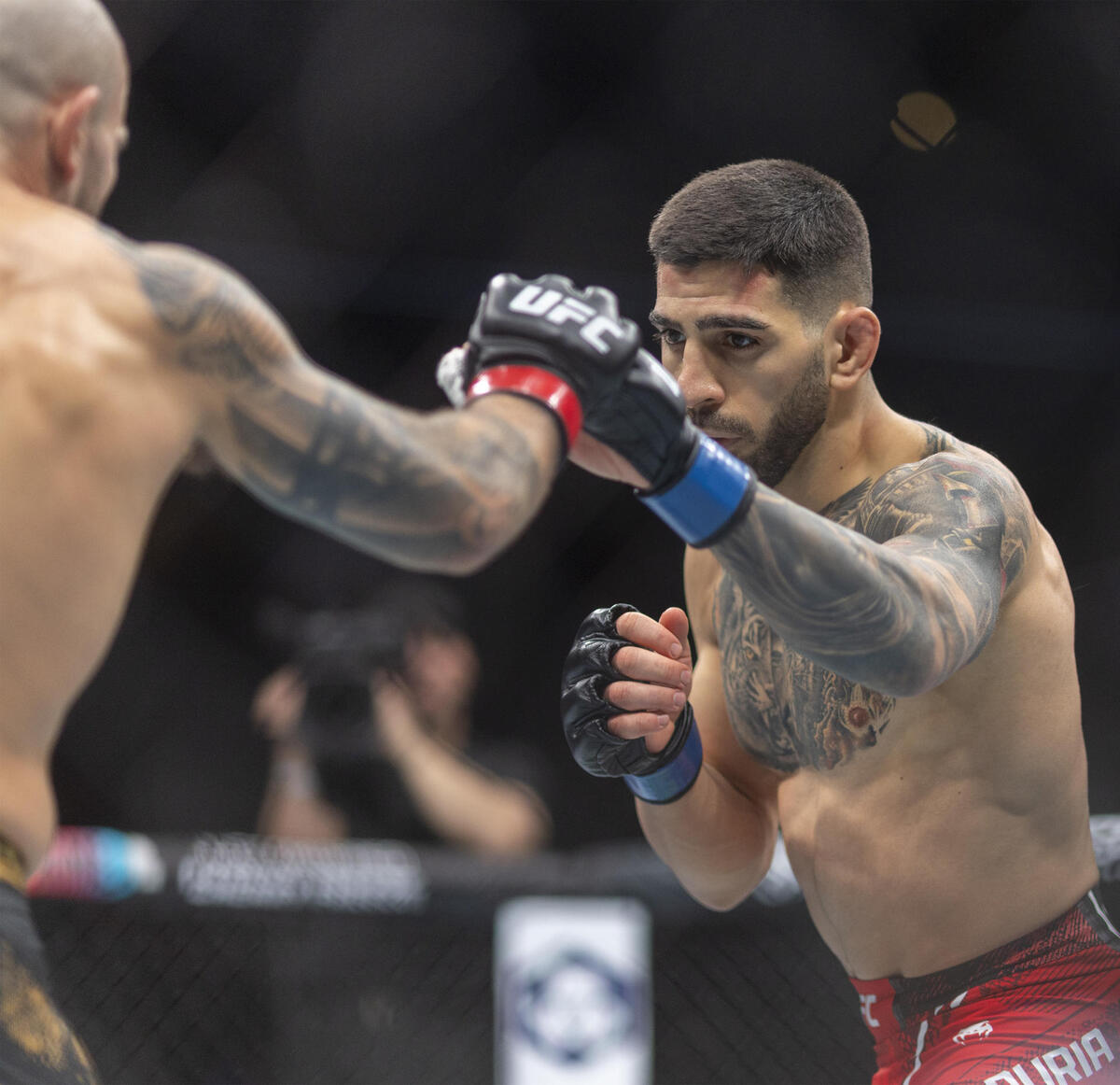 Topuria, campeón mundial de peso pluma UFC tras un KO a Volkanovski en el segundo asalto  / ARMANDO ARORIZO