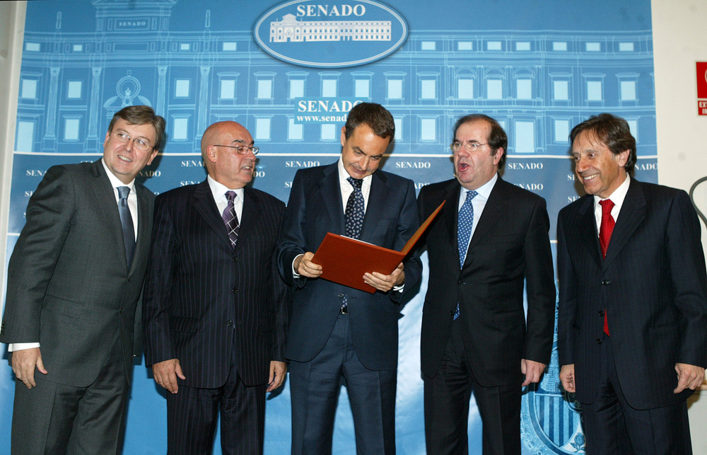 El presidente del Gobierno, José Luis Rodríguez Zapatero, de la Junta, Juan Vicente Herrera, del Senado, Javier Rojo, de las Cortes regionales, José Manuel Fernández Santiago (I) y el portavoz del Grupo Socialista, Ángel Villalba (d).