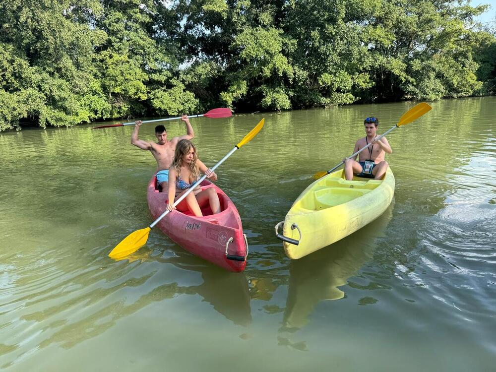 Tres personas surcando por el río en canoas durante una actividad de la empresa terracampina Husillos Navega.