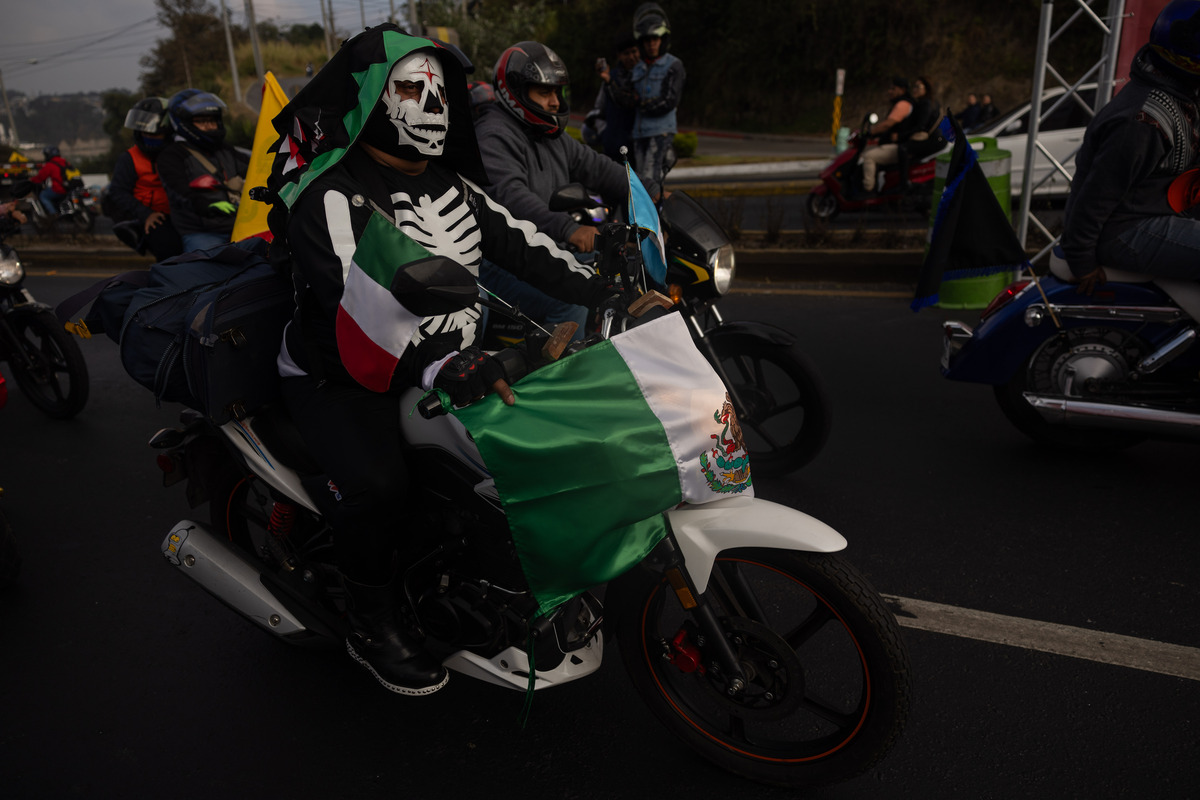 Miles de motociclistas inician peregrinación de la Caravana del Zorro en Guatemala  / DAVID TORO