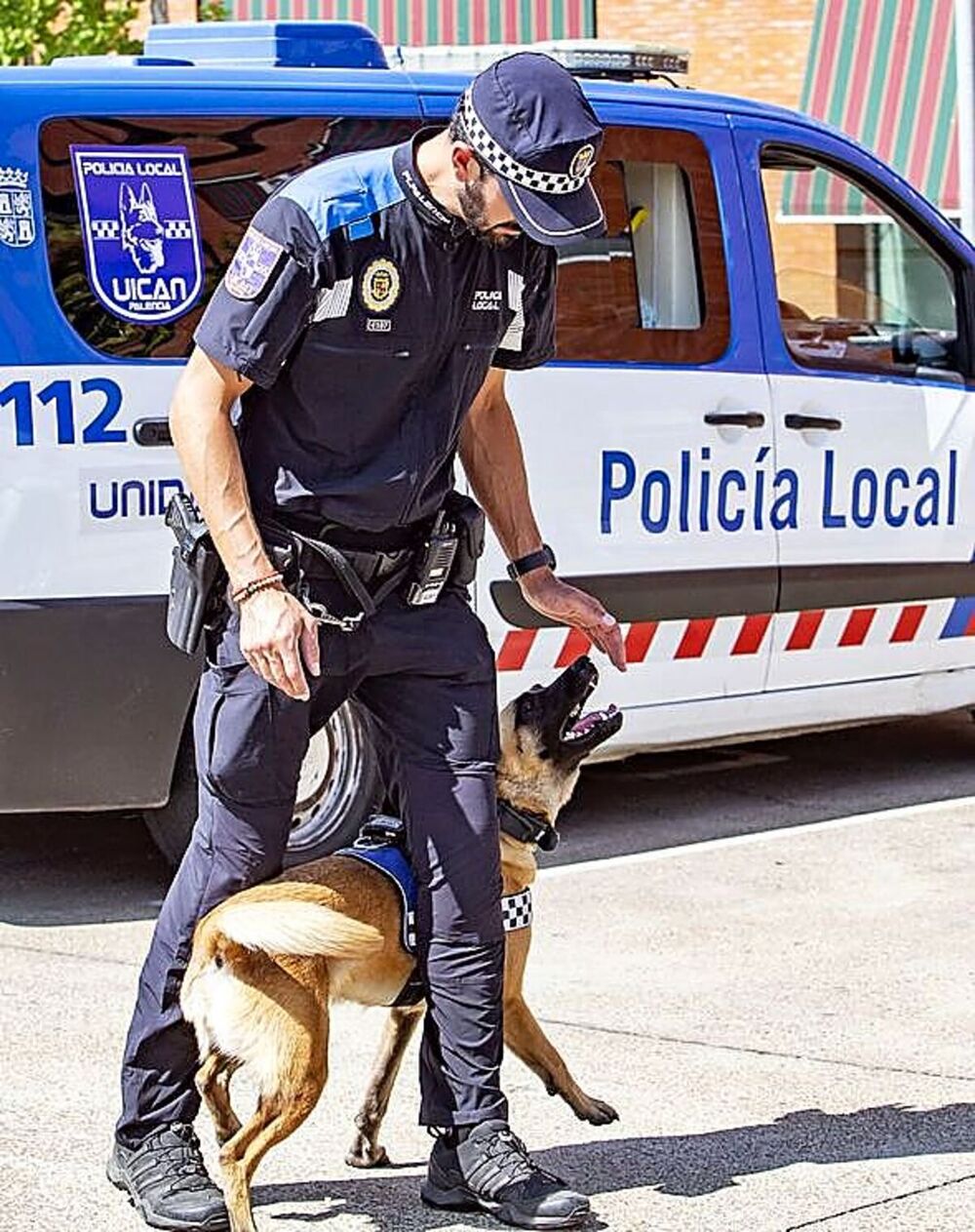 Nao, Gea y Urko. Los tres perros de la Unidad Canina entrenan cada día para no perder su destreza.