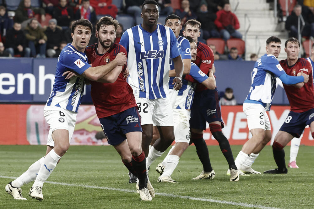 Un golazo de Budimir sentencia al Alavés