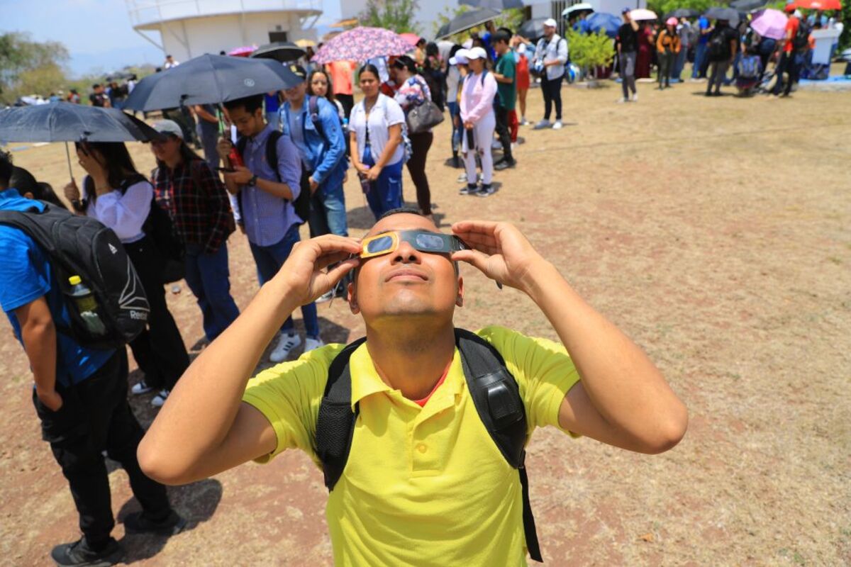 Vista parcial del eclipse solar en Tegucigalpa  / GUSTAVO AMADOR