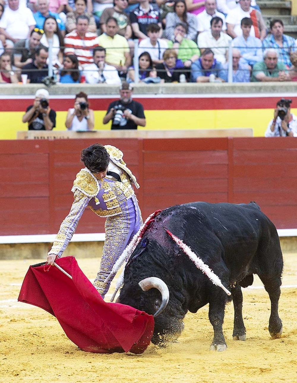 Un pletórico Fernando Adrián indulta a un Algarra