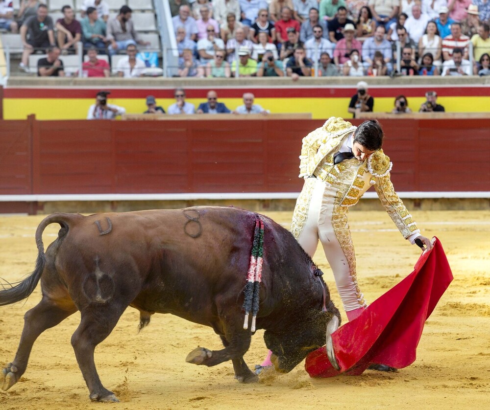 Un pletórico Fernando Adrián indulta a un Algarra