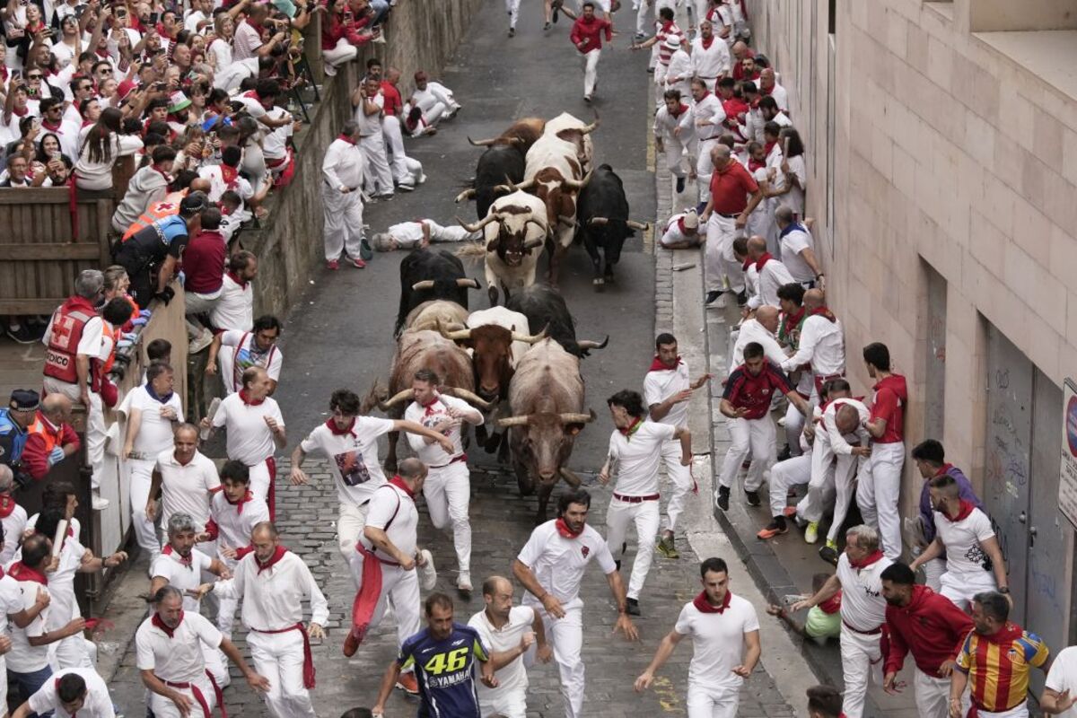 Los veloces y peligrosos Jandilla, este viernes en el sexto encierro de los Sanfermines  / SERGIO MARTÍN