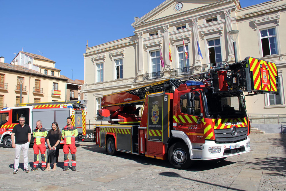 El Ayuntamiento presenta dos nuevos vehículos de bomberos