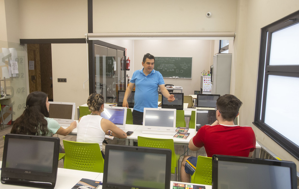 Un profesor de la autoescuela Guardo explicando una clase teórica