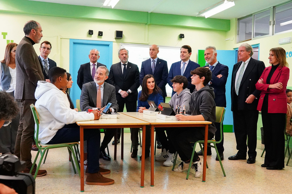 Los Reyes y el resto de autoridades charlan con un grupo de alumnos de la ESO. 