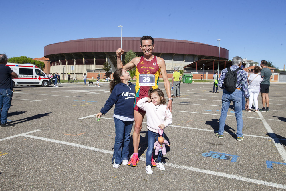 Juan José Buena, campeón del 10K, fue bien recibido en meta