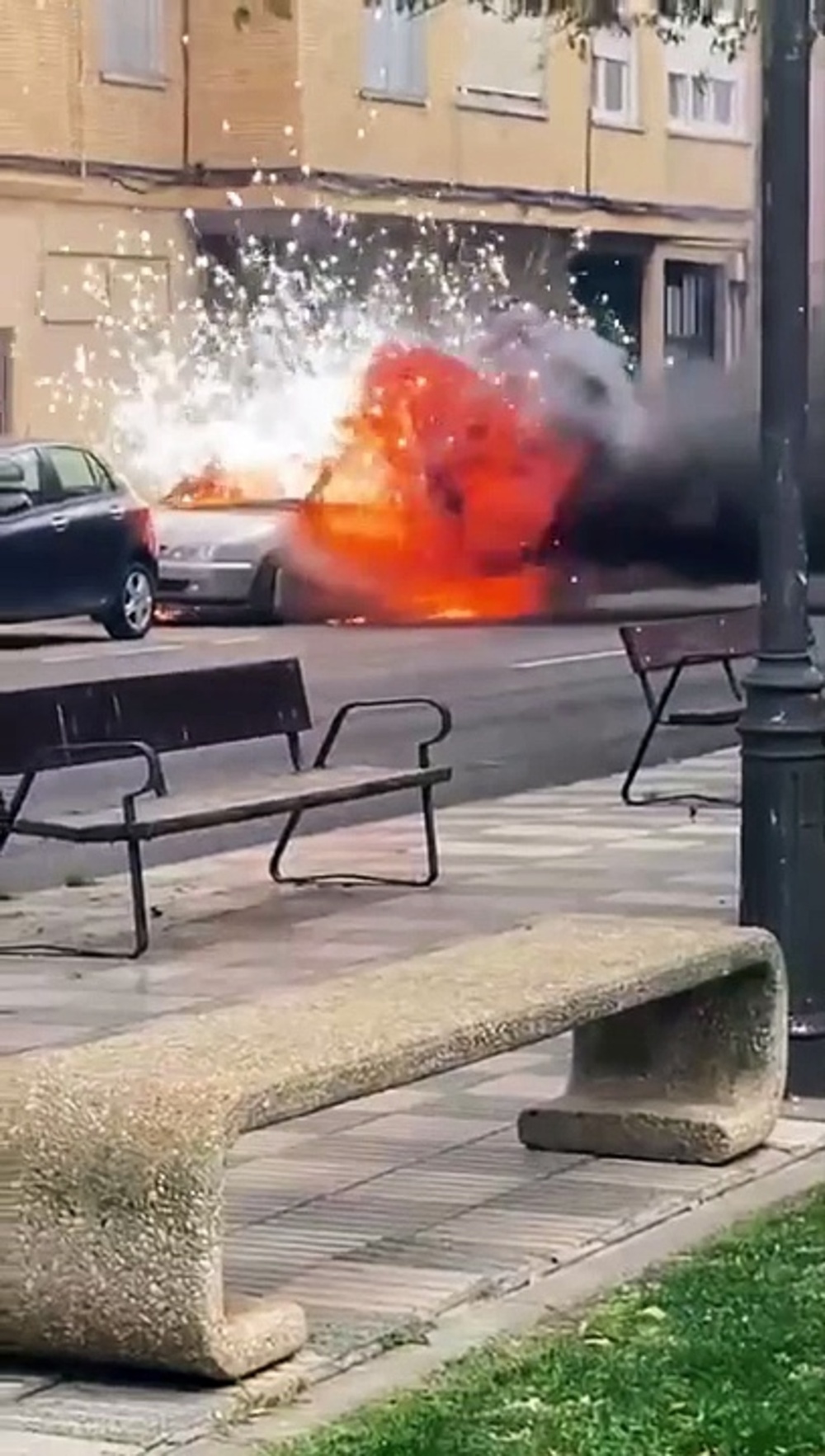 Vehículo calcinado en la calle Obispo Bárbera