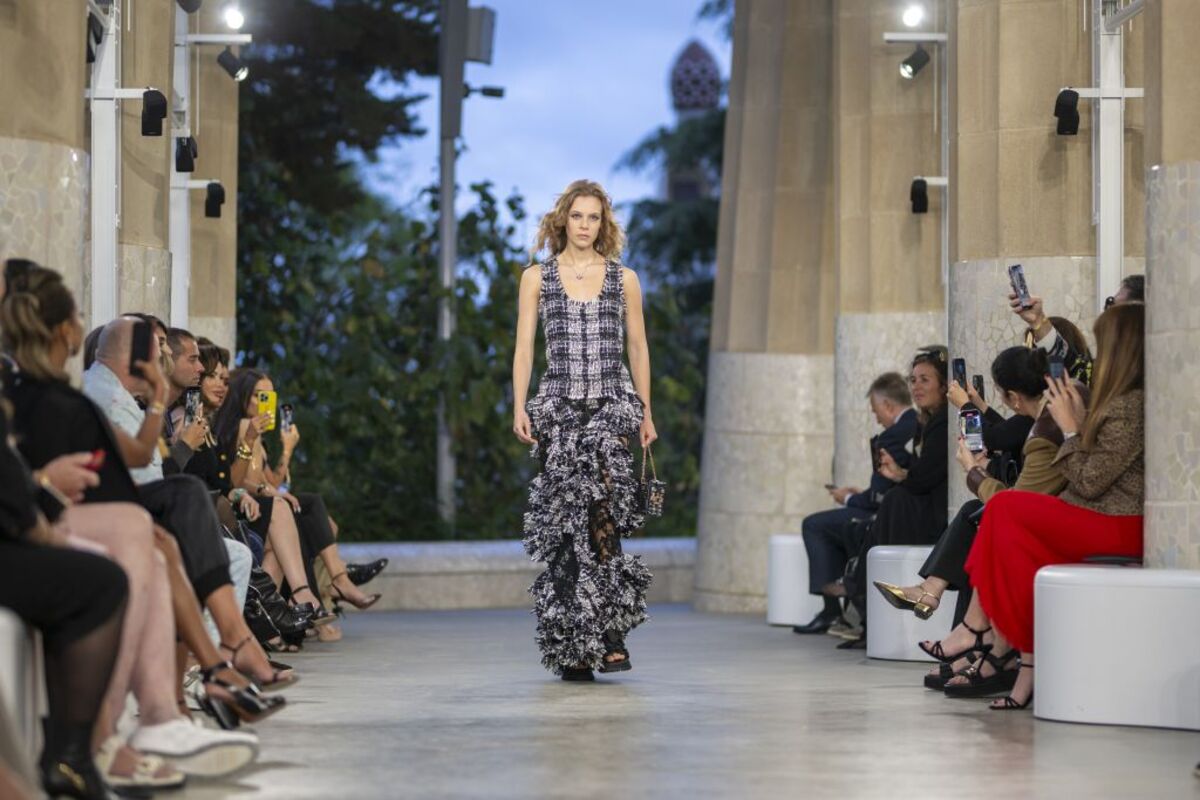 El Park Güell de Barcelona acoge hoy el desfile de la colección Crucero 2025 de Louis Vuitton,  / LORENA SOPÊNA