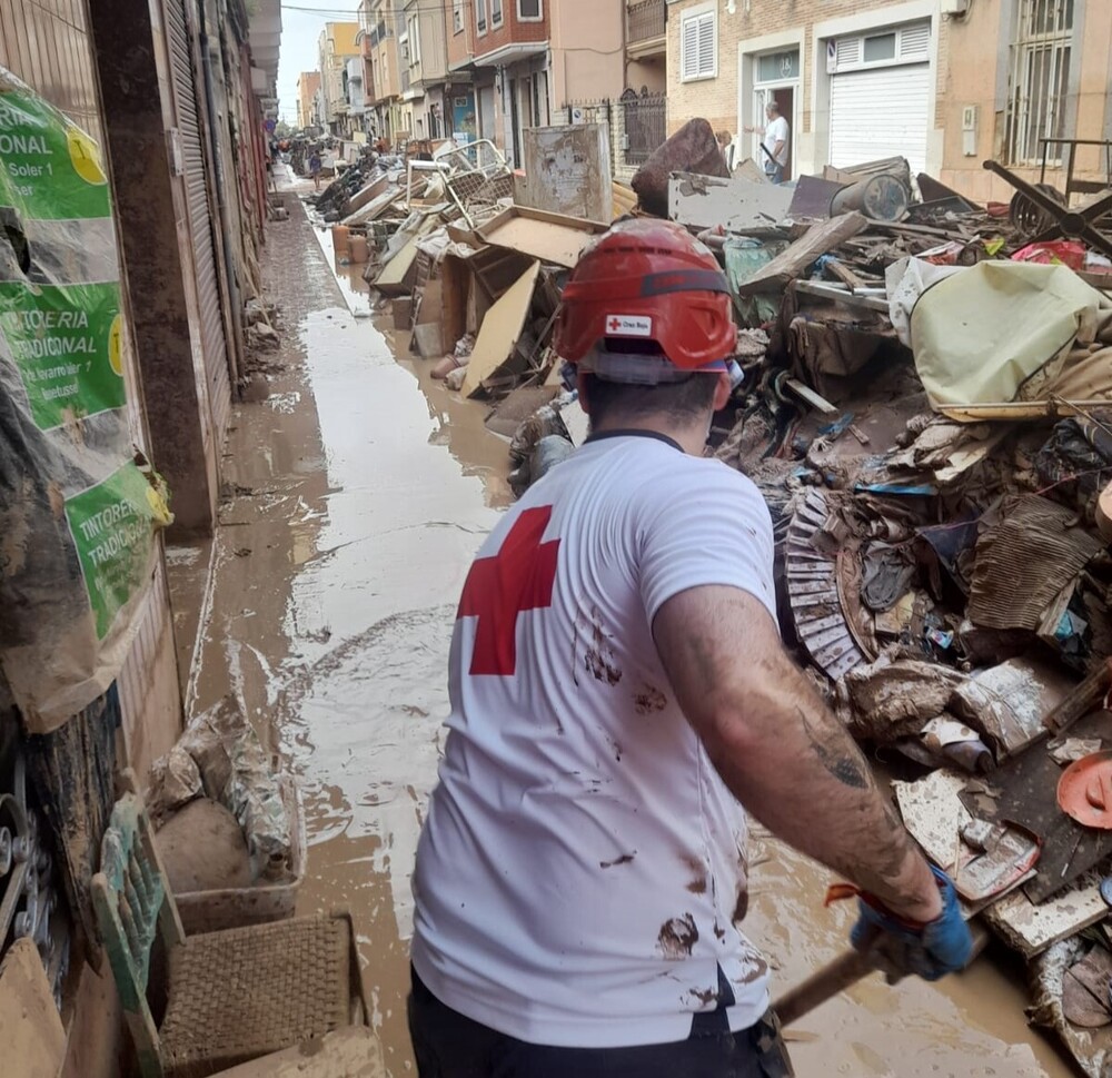 Varios voluntarios ayudando en diferentes puntos de Valencia