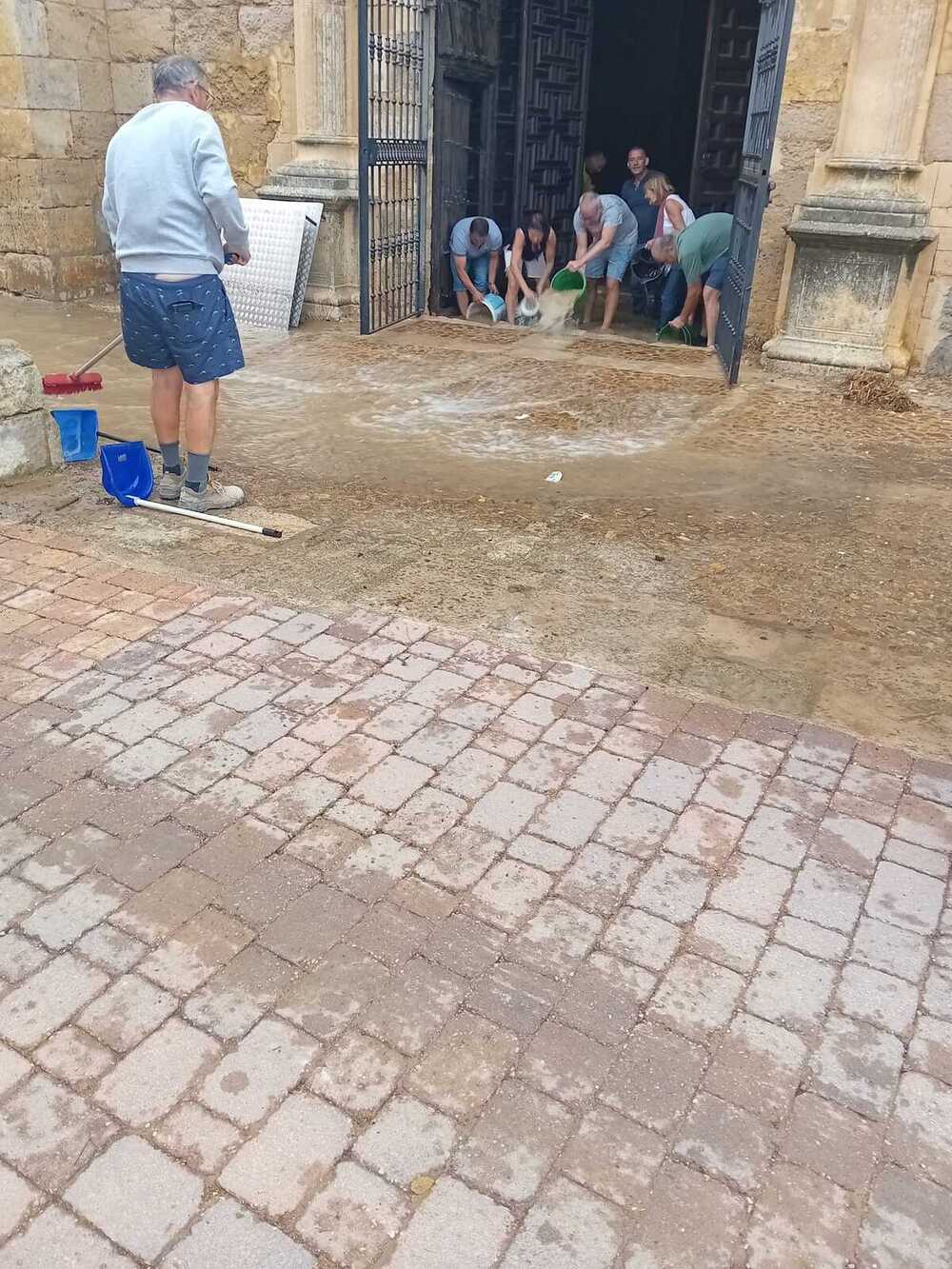 Una tromba de agua inunda comercios y casas en Astudillo