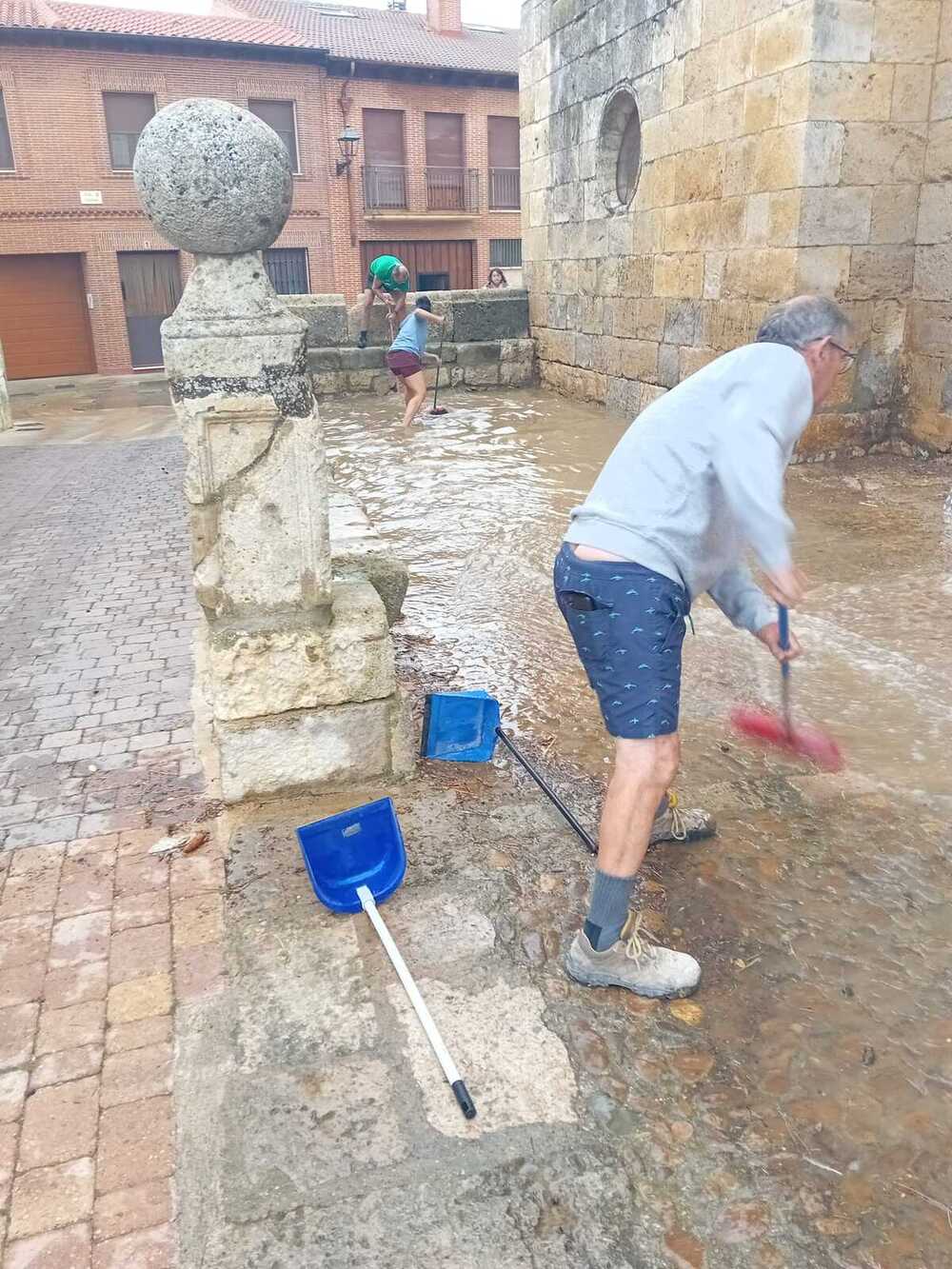 Una tromba de agua inunda comercios y casas en Astudillo