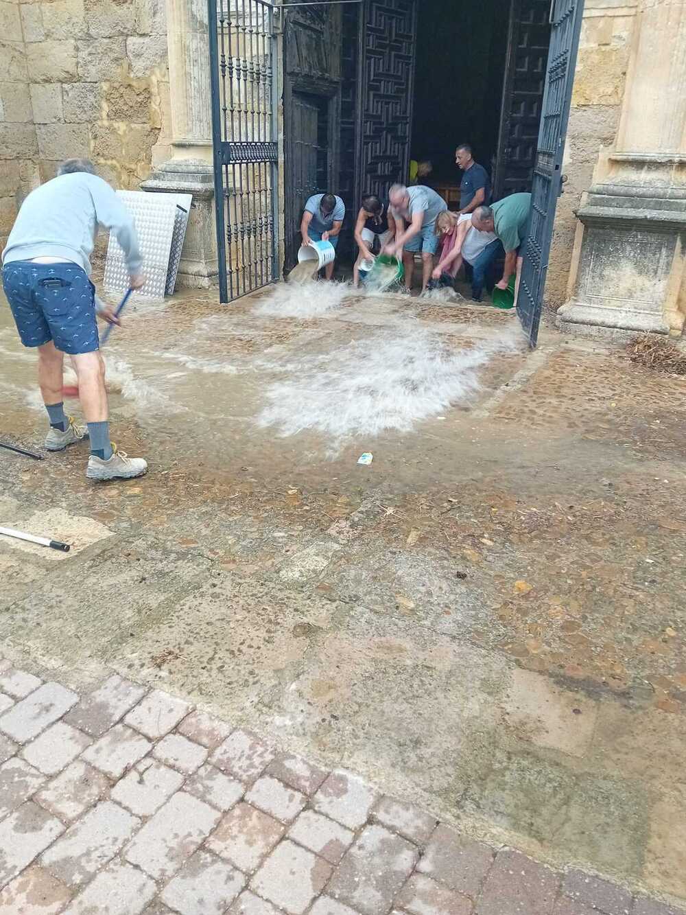 Una tromba de agua inunda comercios y casas en Astudillo