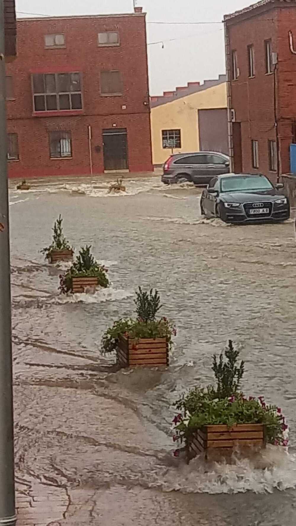 Una tromba de agua inunda comercios y casas en Astudillo