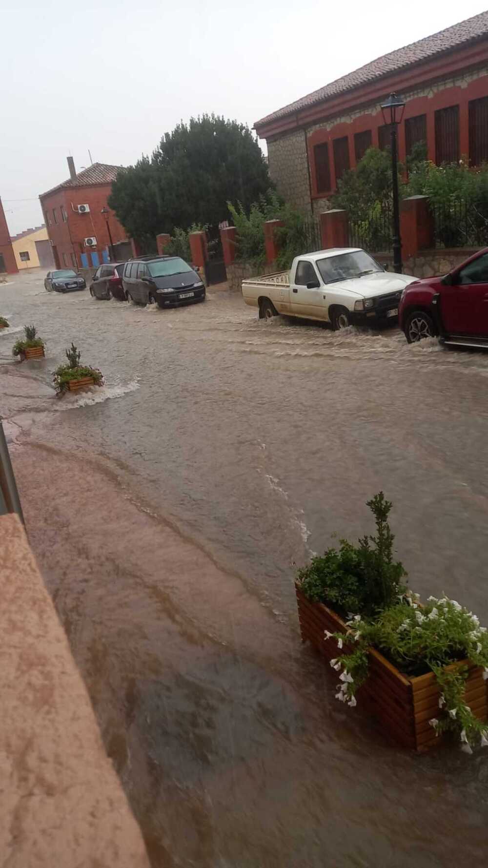 Una tromba de agua inunda comercios y casas en Astudillo