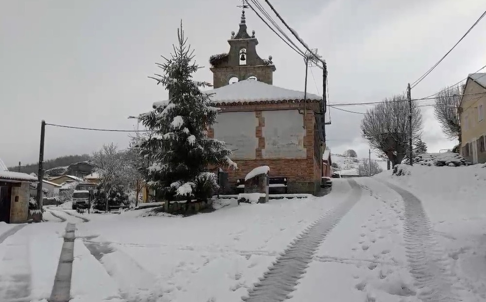 La nieve obliga a extremar la precaución en 250 km