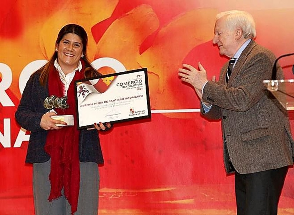 Lucía Alonso ,de librería Hijos de Santiago de Burgos, recibe el Premio de Comercio Tradicional de Castilla y León