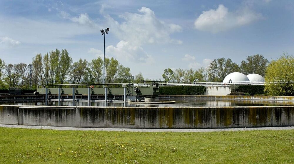 Ecofactoría de Palencia con los gasómetros al fondo.