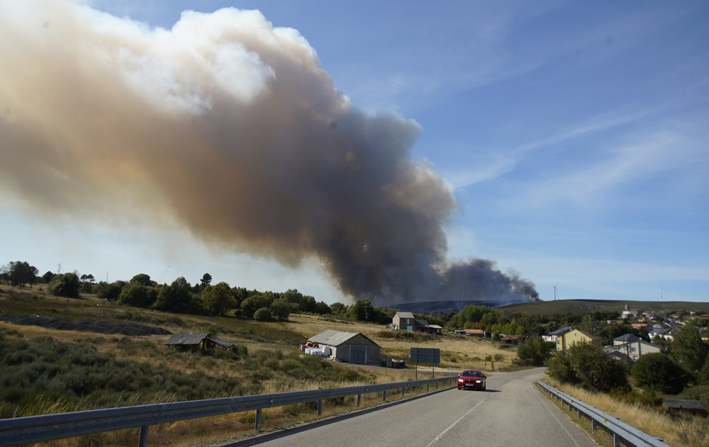 Incendio entre las localidades de Brañuelas y Tremor de Abajo (León). 