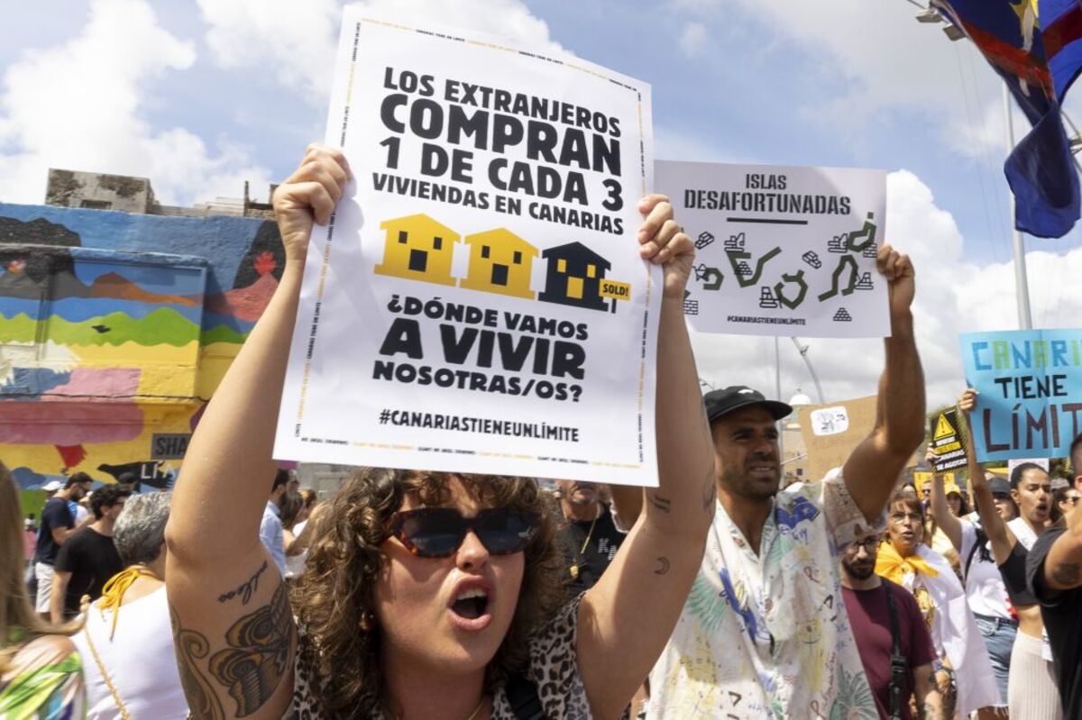 Una marea humana responde en las calles al turismo de masas en las Islas Canarias  / QUIQUE CURBELO