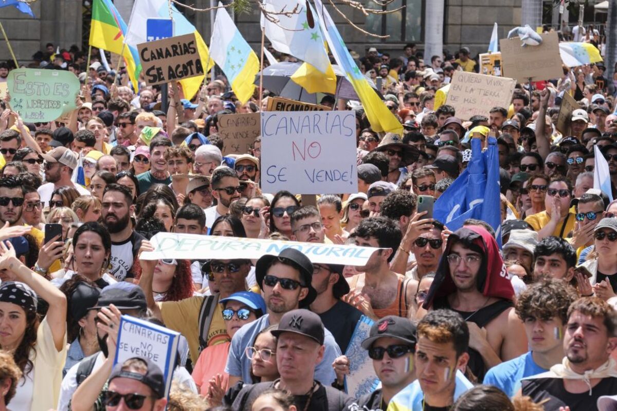 Una marea humana responde en las calles al turismo de masas en las Islas Canarias  / ALBERTO VALDÉS