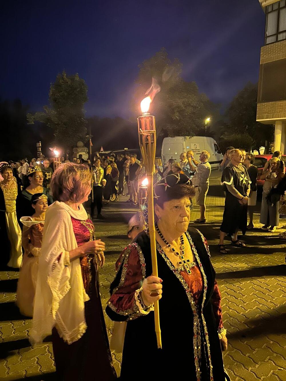 Honras fúnebres con antorchas