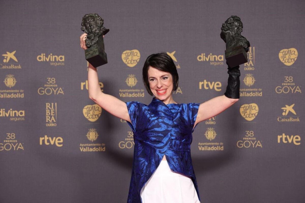 La directora Estibaliz Urresola posa con los Goya a Mejor Guión Original y Mejor Director Novel por '20.000 especies de abejas'  / RAÚL TERREL