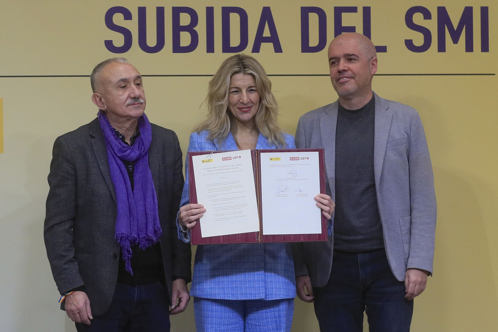 La vicepresidenta Yolanda Díaz (c), posa con los secretarios generales de CCOO, Unai Sordo (d), y UGT, Pepe Álvarez