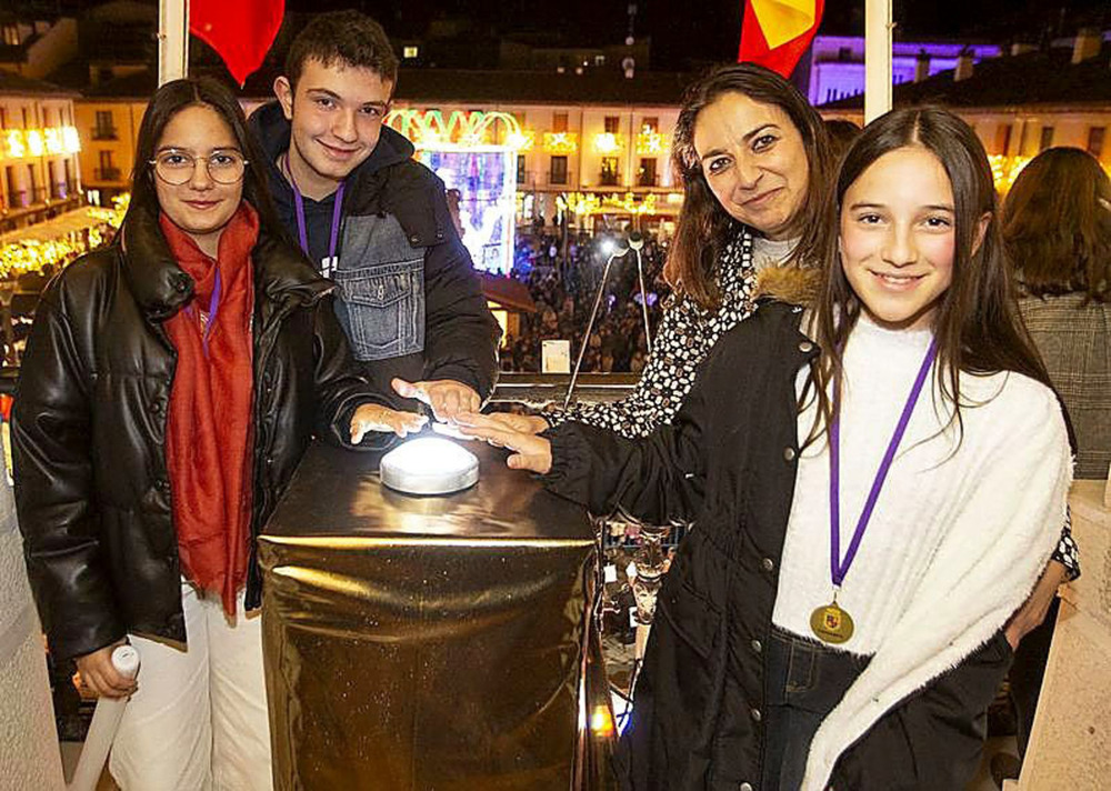 El pleno infantil pulsa el botón del encendido