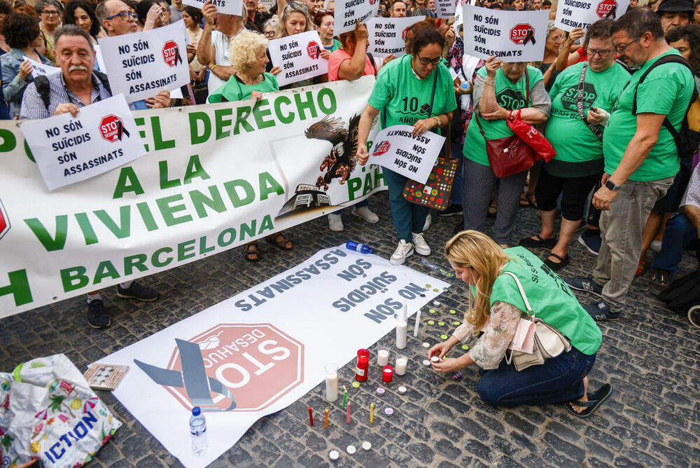 Miembros y simpatizantes de la Plataforma de afectados por la hipoteca (PAH) durante una concentración en Barcelona el pasado julio. 