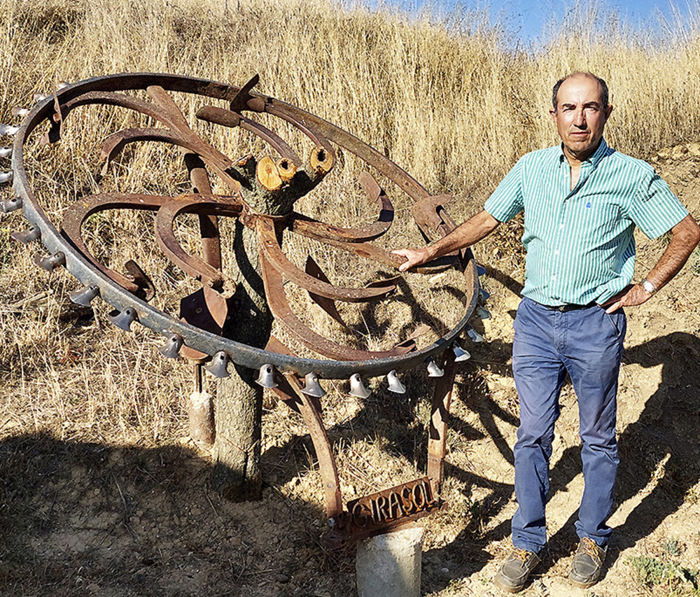 Fernando Estébanez junto a una de sus esculturas