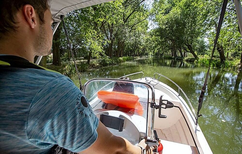 Las embarcaciones eléctricas de la Dársena navegando por el ramal del Canal de Castilla en dirección Villamuriel hasta llegar a la exclusa de Viñalta.