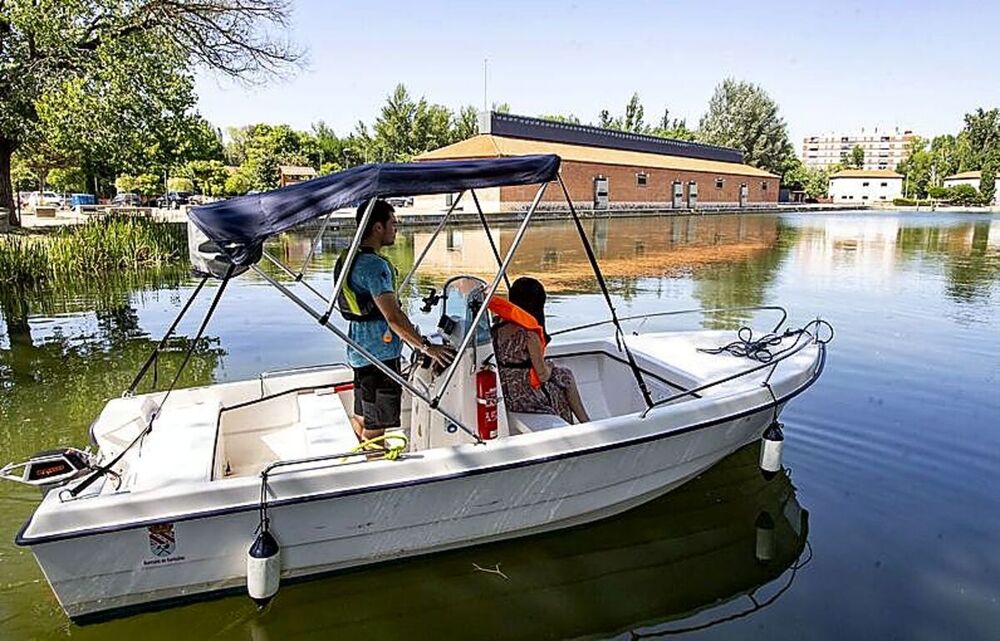 Las embarcaciones eléctricas de la Dársena navegando por el ramal del Canal de Castilla en dirección Villamuriel hasta llegar a la exclusa de Viñalta.